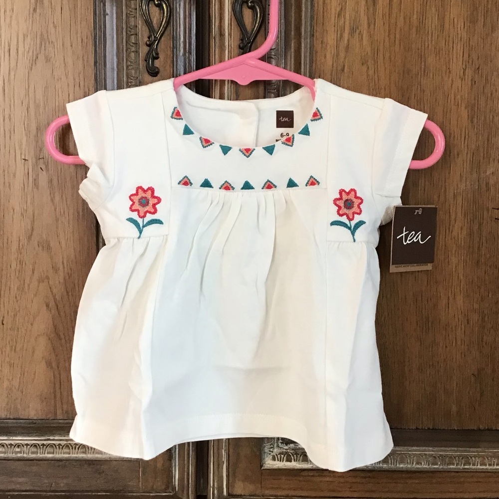 🎉HP🎉Floral Embroidered Top